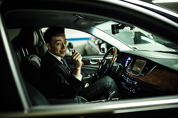 포토 JPG 남자 승용차 한명 앉기 정장 상반신 20대 성인 옆모습 운전 한국인 비즈니스맨 차안 운전석 성인남자한명만 지하주차장 국내포토 1 옷 뷰포인트 비즈니스 모션 자동차 사람 동양인 청년 직장인 주차장 남자한명만 성인남자만 파일형식