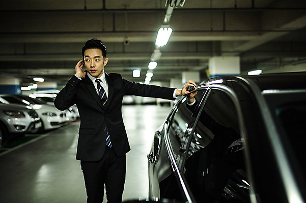 포토 JPG 남자 승용차 한명 서기 정장 상반신 20대 성인 야외 앞모습 한국인 비즈니스맨 보호 경호원 성인남자한명만 지하주차장 국내포토 직업 1 옷 뷰포인트 컨셉 비즈니스 모션 자동차 사람 동양인 청년 직장인 주차장 남자한명만 성인남자만 파일형식