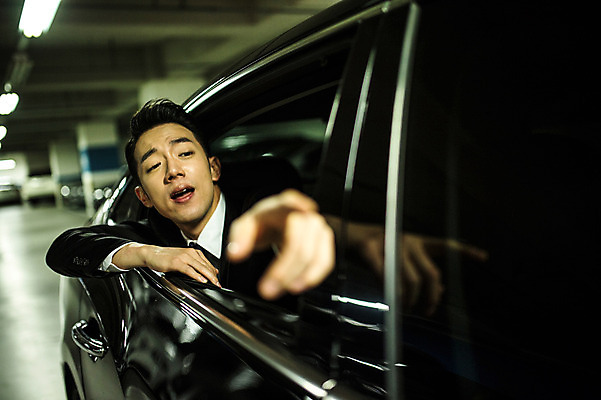 포토 JPG 남자 승용차 한명 앉기 정장 상반신 20대 성인 야외 앞모습 한국인 가리킴 비즈니스맨 성인남자한명만 지하주차장 국내포토 1 옷 뷰포인트 비즈니스 모션 자동차 사람 동양인 손짓 청년 직장인 주차장 남자한명만 성인남자만 파일형식