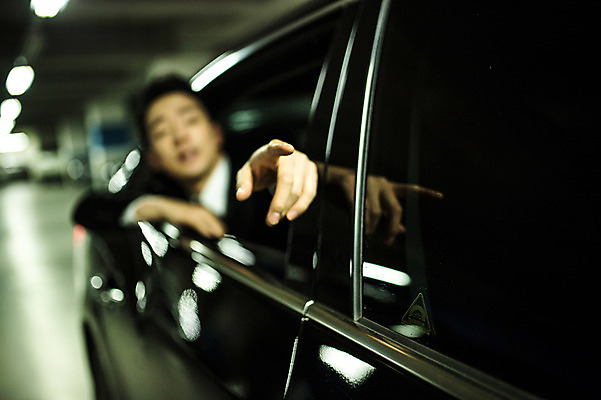 포토 JPG 손 남자 승용차 한명 정장 상반신 20대 성인 야외 아웃포커스 한국인 가리킴 비즈니스맨 성인남자한명만 지하주차장 국내포토 1 옷 비즈니스 자동차 촬영기법 사람 동양인 손짓 청년 신체부위 직장인 주차장 남자한명만 성인남자만 파일형식