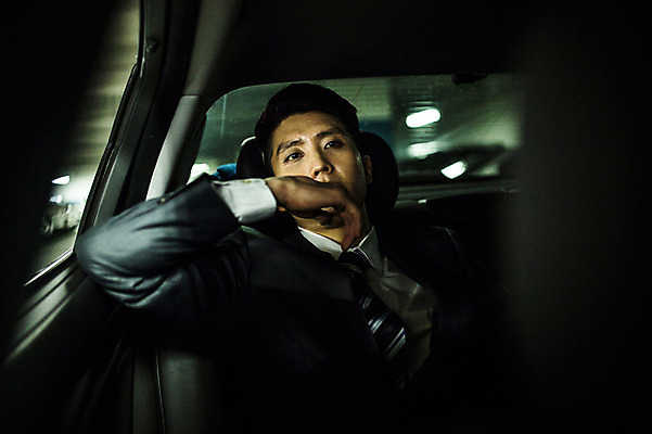 포토 JPG 남자 승용차 한명 앉기 정장 손짓 상반신 20대 성인 앞모습 한국인 비즈니스맨 차안 성인남자한명만 지하주차장 국내포토 1 옷 뷰포인트 비즈니스 모션 자동차 사람 동양인 청년 직장인 주차장 남자한명만 성인남자만 파일형식