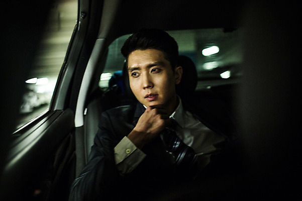 포토 JPG 남자 승용차 한명 앉기 정장 상반신 20대 성인 앞모습 턱괴기 한국인 비즈니스맨 차안 성인남자한명만 지하주차장 국내포토 1 옷 뷰포인트 비즈니스 모션 자동차 사람 동양인 청년 직장인 주차장 남자한명만 성인남자만 파일형식