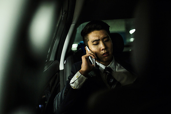 포토 JPG 남자 승용차 한명 들기 앉기 정장 상반신 20대 성인 앞모습 스마트폰 한국인 비즈니스맨 통화 차안 성인남자한명만 지하주차장 국내포토 1 옷 뷰포인트 비즈니스 모션 자동차 사람 동양인 청년 핸드폰 스마트기기 직장인 주차장 남자한명만 성인남자만 파일형식