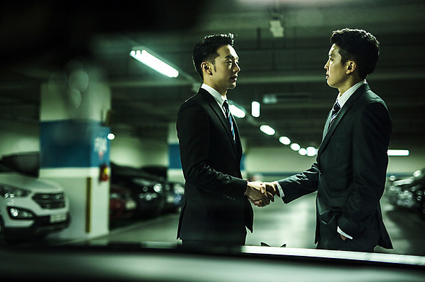 포토 JPG 남자 악수 정장 상반신 20대 성인 야외 두명 옆모습 마주보기 손잡기 한국인 비즈니스맨 주머니손 차안 노려봄 성인남자만 지하주차장 국내포토 옷 뷰포인트 비즈니스 모션 표정 사람 동양인 손짓 청년 직장인 주차장 남자만 성인만 파일형식