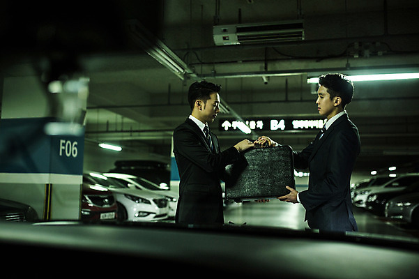 포토 JPG 남자 들기 정장 상반신 20대 성인 야외 두명 옆모습 마주보기 한국인 비즈니스맨 주기 획득 차안 기밀가방 성인남자만 지하주차장 국내포토 옷 뷰포인트 가방 비즈니스 모션 사람 동양인 청년 직장인 주차장 남자만 성인만 파일형식