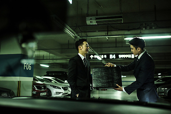 포토 JPG 남자 들기 정장 상반신 20대 성인 야외 두명 옆모습 마주보기 한국인 비즈니스맨 주기 주머니손 차안 기밀가방 성인남자만 지하주차장 국내포토 옷 뷰포인트 가방 비즈니스 모션 사람 동양인 청년 직장인 주차장 남자만 성인만 파일형식