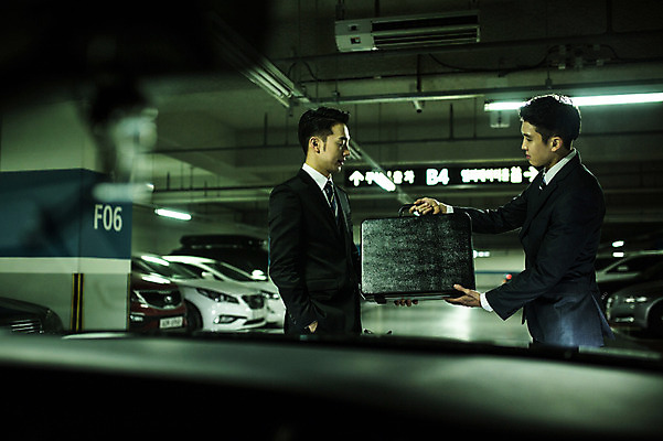 포토 JPG 남자 들기 정장 상반신 20대 성인 야외 두명 옆모습 마주보기 한국인 비즈니스맨 주기 주머니손 차안 기밀가방 성인남자만 지하주차장 국내포토 옷 뷰포인트 가방 비즈니스 모션 사람 동양인 청년 직장인 주차장 남자만 성인만 파일형식