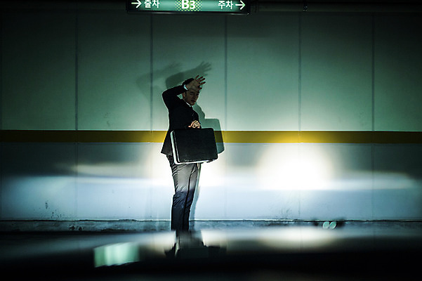 포토 JPG 남자 한명 서기 들기 정장 상반신 20대 성인 야외 옆모습 한국인 비즈니스맨 전조등 차안 기밀가방 얼굴가리기 성인남자한명만 지하주차장 국내포토 1 옷 뷰포인트 가방 비즈니스 모션 조명 사람 동양인 청년 가림 직장인 주차장 남자한명만 성인남자만 파일형식