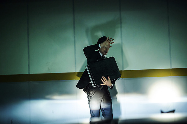 포토 JPG 남자 한명 서기 들기 정장 상반신 20대 성인 야외 옆모습 한국인 비즈니스맨 전조등 기밀가방 얼굴가리기 성인남자한명만 지하주차장 국내포토 1 옷 뷰포인트 가방 비즈니스 모션 조명 사람 동양인 청년 가림 직장인 주차장 남자한명만 성인남자만 파일형식