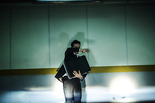 포토 JPG 남자 한명 서기 들기 정장 상반신 20대 성인 야외 앞모습 한국인 비즈니스맨 전조등 기밀가방 얼굴가리기 성인남자한명만 지하주차장 국내포토 1 옷 뷰포인트 가방 비즈니스 모션 조명 사람 동양인 청년 가림 직장인 주차장 남자한명만 성인남자만 파일형식