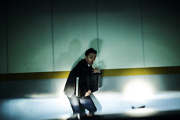 포토 JPG 남자 한명 서기 들기 정장 상반신 20대 성인 야외 옆모습 한국인 비즈니스맨 전조등 기밀가방 얼굴가리기 성인남자한명만 지하주차장 국내포토 1 옷 뷰포인트 가방 비즈니스 모션 조명 사람 동양인 청년 가림 직장인 주차장 남자한명만 성인남자만 파일형식