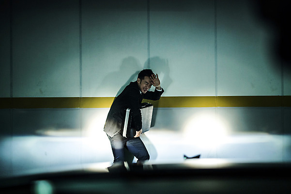 포토 JPG 남자 한명 서기 들기 정장 상반신 20대 성인 야외 옆모습 한국인 비즈니스맨 전조등 차안 기밀가방 얼굴가리기 성인남자한명만 지하주차장 국내포토 1 옷 뷰포인트 가방 비즈니스 모션 조명 사람 동양인 청년 가림 직장인 주차장 남자한명만 성인남자만 파일형식