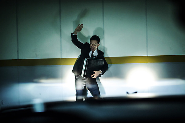 포토 JPG 남자 한명 서기 들기 정장 상반신 20대 성인 야외 앞모습 한국인 비즈니스맨 전조등 차안 기밀가방 얼굴가리기 성인남자한명만 지하주차장 국내포토 1 옷 뷰포인트 가방 비즈니스 모션 조명 사람 동양인 청년 가림 직장인 주차장 남자한명만 성인남자만 파일형식