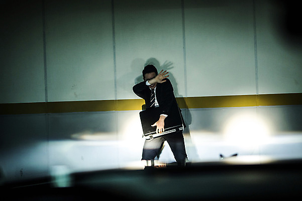 포토 JPG 남자 한명 서기 들기 정장 상반신 20대 성인 야외 앞모습 한국인 비즈니스맨 전조등 차안 기밀가방 얼굴가리기 성인남자한명만 지하주차장 국내포토 1 옷 뷰포인트 가방 비즈니스 모션 조명 사람 동양인 청년 가림 직장인 주차장 남자한명만 성인남자만 파일형식