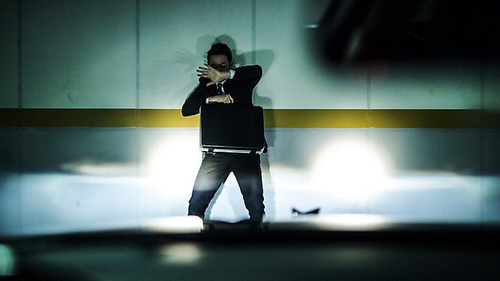 포토 JPG 남자 한명 서기 들기 정장 상반신 20대 성인 야외 앞모습 한국인 비즈니스맨 전조등 차안 기밀가방 얼굴가리기 성인남자한명만 지하주차장 국내포토 1 옷 뷰포인트 가방 비즈니스 모션 조명 사람 동양인 청년 가림 직장인 주차장 남자한명만 성인남자만 파일형식