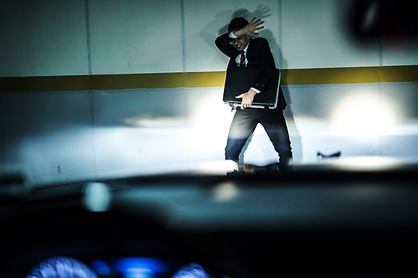 포토 JPG 남자 한명 서기 들기 정장 상반신 20대 성인 야외 앞모습 한국인 비즈니스맨 전조등 차안 기밀가방 얼굴가리기 성인남자한명만 지하주차장 국내포토 1 옷 뷰포인트 가방 비즈니스 모션 조명 사람 동양인 청년 가림 직장인 주차장 남자한명만 성인남자만 파일형식