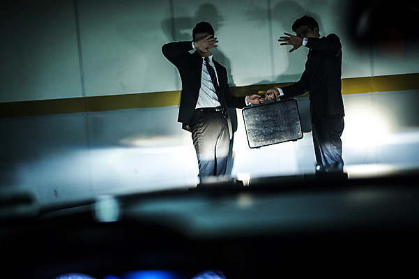 포토 JPG 남자 들기 정장 상반신 20대 성인 야외 두명 옆모습 마주보기 한국인 비즈니스맨 전조등 주기 획득 차안 기밀가방 얼굴가리기 성인남자만 지하주차장 국내포토 옷 뷰포인트 가방 비즈니스 모션 조명 사람 동양인 청년 가림 직장인 주차장 남자만 성인만 파일형식