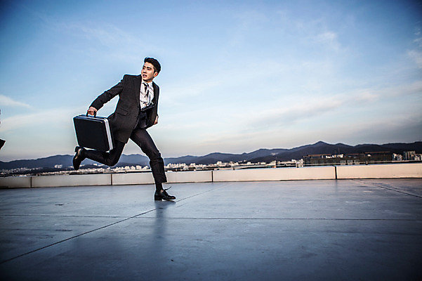 포토 JPG 주간 전신 남자 한명 들기 정장 20대 성인 야외 옆모습 달리기 한국인 비즈니스맨 옥상 기밀가방 추적 성인남자한명만 국내포토 자연요소 1 옷 뷰포인트 가방 비즈니스 모션 사람 동양인 청년 직장인 남자한명만 성인남자만 파일형식