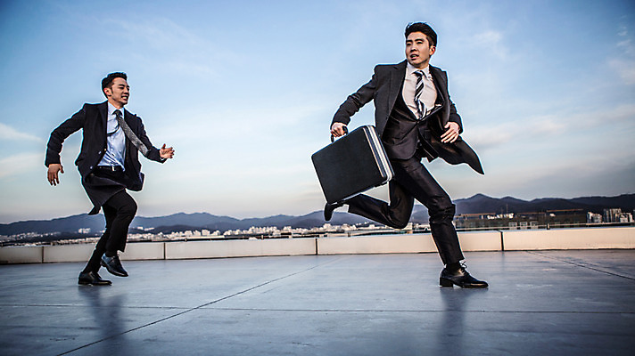 포토 JPG 주간 전신 남자 들기 정장 20대 성인 야외 두명 옆모습 달리기 한국인 비즈니스맨 옥상 기밀가방 추적 성인남자만 국내포토 자연요소 옷 뷰포인트 가방 비즈니스 모션 사람 동양인 청년 직장인 남자만 성인만 파일형식