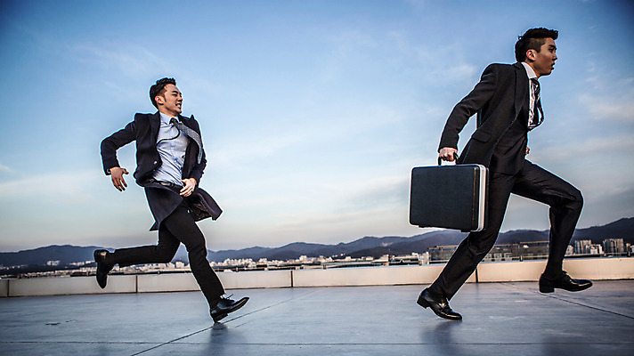 포토 JPG 주간 전신 남자 들기 정장 20대 성인 야외 두명 옆모습 달리기 한국인 비즈니스맨 옥상 기밀가방 추적 성인남자만 국내포토 자연요소 옷 뷰포인트 가방 비즈니스 모션 사람 동양인 청년 직장인 남자만 성인만 파일형식