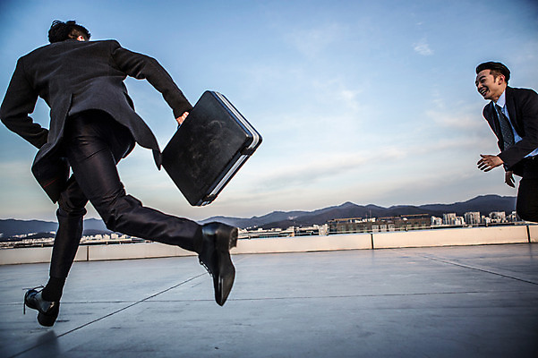 포토 JPG 주간 전신 남자 들기 정장 상반신 20대 성인 야외 두명 옆모습 뒷모습 달리기 한국인 비즈니스맨 옥상 기밀가방 추적 성인남자만 국내포토 자연요소 옷 뷰포인트 가방 비즈니스 모션 사람 동양인 청년 직장인 남자만 성인만 파일형식