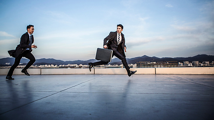 포토 JPG 주간 전신 남자 들기 정장 20대 성인 야외 두명 옆모습 달리기 한국인 비즈니스맨 옥상 기밀가방 추적 성인남자만 국내포토 자연요소 옷 뷰포인트 가방 비즈니스 모션 사람 동양인 청년 직장인 남자만 성인만 파일형식