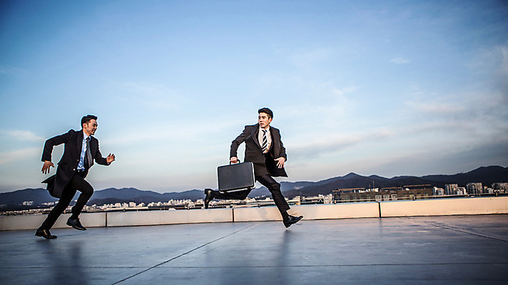 포토 JPG 주간 전신 남자 들기 정장 20대 성인 야외 두명 옆모습 달리기 한국인 비즈니스맨 옥상 기밀가방 추적 성인남자만 국내포토 자연요소 옷 뷰포인트 가방 비즈니스 모션 사람 동양인 청년 직장인 남자만 성인만 파일형식