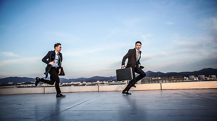 포토 JPG 주간 전신 남자 들기 정장 20대 성인 야외 두명 옆모습 달리기 한국인 비즈니스맨 옥상 기밀가방 추적 성인남자만 국내포토 자연요소 옷 뷰포인트 가방 비즈니스 모션 사람 동양인 청년 직장인 남자만 성인만 파일형식