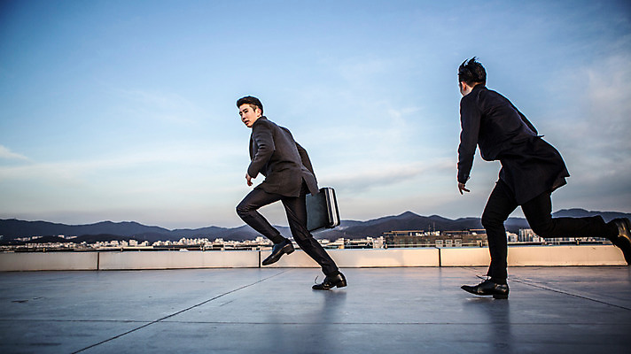 포토 JPG 주간 전신 남자 들기 정장 20대 성인 야외 두명 옆모습 달리기 한국인 비즈니스맨 옥상 기밀가방 추적 성인남자만 국내포토 자연요소 옷 뷰포인트 가방 비즈니스 모션 사람 동양인 청년 직장인 남자만 성인만 파일형식