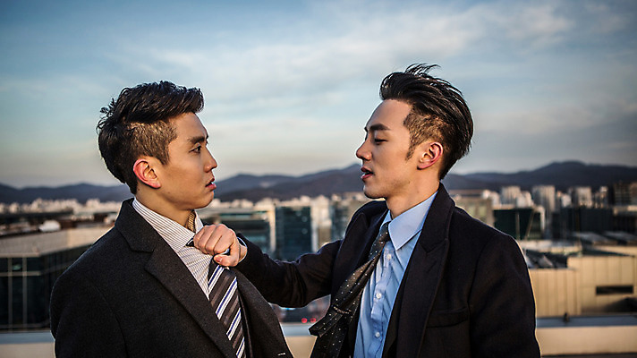 포토 JPG 주간 남자 정장 상반신 20대 성인 야외 두명 옆모습 마주보기 한국인 비즈니스맨 옥상 노려봄 멱살 성인남자만 국내포토 자연요소 옷 뷰포인트 비즈니스 모션 표정 사람 동양인 청년 직장인 남자만 성인만 파일형식