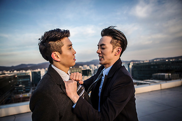 포토 JPG 주간 남자 정장 상반신 20대 성인 야외 두명 옆모습 마주보기 한국인 비즈니스맨 찡그림 옥상 노려봄 멱살 성인남자만 국내포토 자연요소 옷 뷰포인트 비즈니스 모션 표정 사람 동양인 청년 직장인 남자만 성인만 파일형식