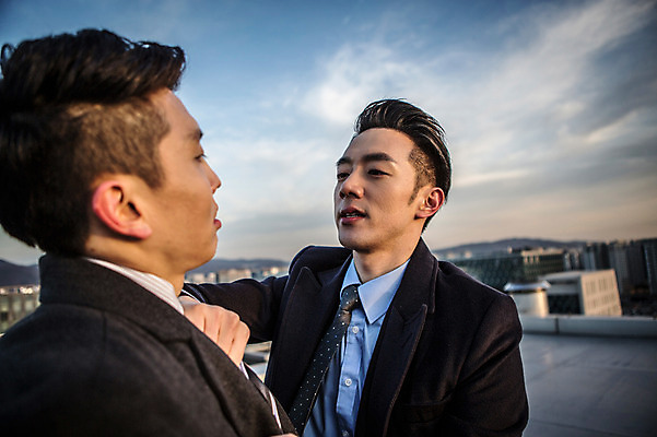 포토 JPG 주간 남자 서기 정장 상반신 20대 성인 야외 두명 앞모습 옆모습 마주보기 한국인 비즈니스맨 옥상 노려봄 멱살 성인남자만 국내포토 자연요소 옷 뷰포인트 비즈니스 모션 표정 사람 동양인 청년 직장인 남자만 성인만 파일형식