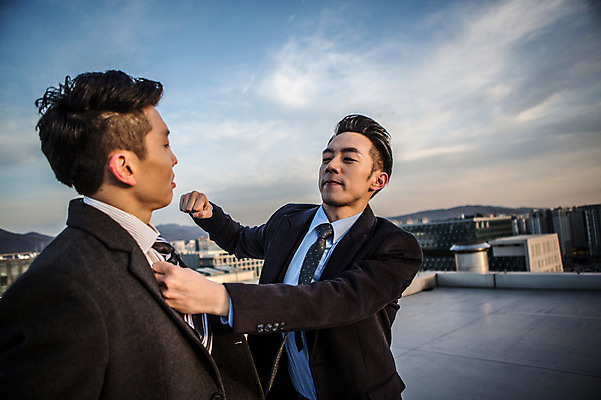포토 JPG 주간 남자 서기 정장 상반신 20대 성인 야외 두명 앞모습 옆모습 주먹 한국인 펀치 비즈니스맨 옥상 멱살 성인남자만 국내포토 자연요소 옷 뷰포인트 비즈니스 모션 사람 동양인 청년 직장인 남자만 성인만 파일형식
