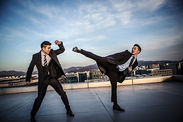포토 JPG 주간 전신 남자 서기 정장 20대 성인 야외 두명 앞모습 한국인 비즈니스맨 수비 킥 옥상 싸움 성인남자만 국내포토 자연요소 옷 뷰포인트 비즈니스 모션 사람 동양인 청년 직장인 남자만 성인만 파일형식