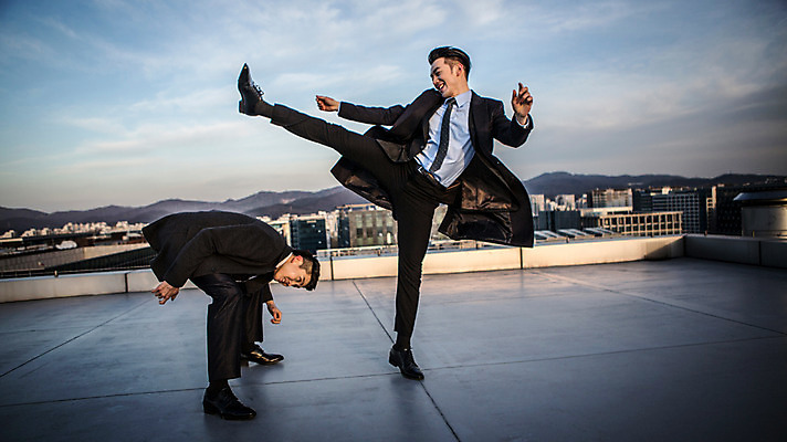 포토 JPG 주간 전신 남자 허리숙이기 서기 정장 20대 성인 야외 두명 앞모습 옆모습 한국인 비즈니스맨 킥 옥상 싸움 피하기 성인남자만 국내포토 자연요소 옷 뷰포인트 비즈니스 모션 숙이기 사람 동양인 청년 직장인 남자만 성인만 파일형식
