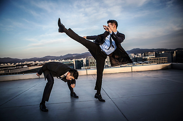 포토 JPG 주간 전신 남자 허리숙이기 서기 정장 20대 성인 야외 두명 앞모습 옆모습 한국인 비즈니스맨 킥 옥상 싸움 피하기 성인남자만 국내포토 자연요소 옷 뷰포인트 비즈니스 모션 숙이기 사람 동양인 청년 직장인 남자만 성인만 파일형식