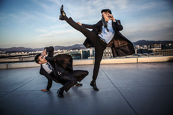 포토 JPG 주간 전신 남자 서기 정장 20대 성인 야외 두명 앞모습 옆모습 한국인 비즈니스맨 킥 옥상 싸움 피하기 손짚기 성인남자만 국내포토 자연요소 옷 뷰포인트 비즈니스 모션 사람 동양인 손짓 청년 직장인 남자만 성인만 파일형식