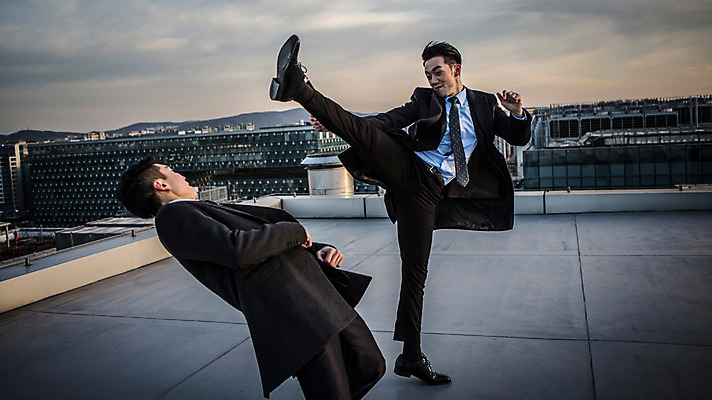 포토 JPG 주간 전신 남자 서기 정장 상반신 20대 성인 야외 두명 앞모습 옆모습 한국인 비즈니스맨 킥 옥상 싸움 피하기 성인남자만 국내포토 자연요소 옷 뷰포인트 비즈니스 모션 사람 동양인 청년 직장인 남자만 성인만 파일형식