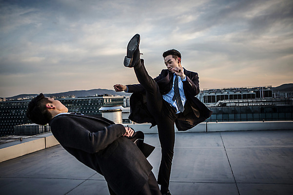 포토 JPG 주간 전신 남자 서기 정장 상반신 20대 성인 야외 두명 앞모습 옆모습 한국인 비즈니스맨 킥 옥상 싸움 피하기 성인남자만 국내포토 자연요소 옷 뷰포인트 비즈니스 모션 사람 동양인 청년 직장인 남자만 성인만 파일형식