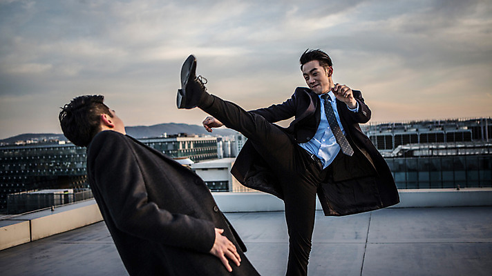 포토 JPG 주간 남자 서기 정장 상반신 20대 성인 야외 두명 앞모습 옆모습 한국인 비즈니스맨 킥 옥상 싸움 피하기 성인남자만 국내포토 자연요소 옷 뷰포인트 비즈니스 모션 사람 동양인 청년 직장인 남자만 성인만 파일형식