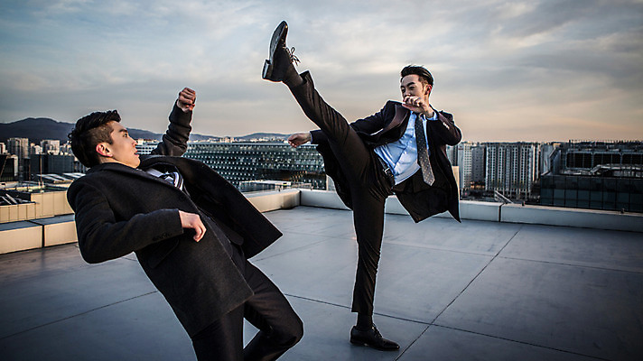 포토 JPG 주간 전신 남자 서기 정장 상반신 20대 성인 야외 두명 앞모습 옆모습 한국인 비즈니스맨 킥 옥상 싸움 피하기 성인남자만 국내포토 자연요소 옷 뷰포인트 비즈니스 모션 사람 동양인 청년 직장인 남자만 성인만 파일형식