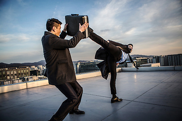 포토 JPG 주간 전신 남자 서기 들기 정장 20대 성인 야외 두명 옆모습 한국인 비즈니스맨 수비 킥 옥상 싸움 기밀가방 성인남자만 국내포토 자연요소 옷 뷰포인트 가방 비즈니스 모션 사람 동양인 청년 직장인 남자만 성인만 파일형식