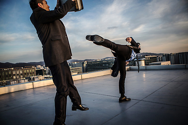 포토 JPG 주간 전신 남자 서기 들기 정장 20대 성인 야외 두명 옆모습 한국인 비즈니스맨 수비 킥 옥상 싸움 기밀가방 성인남자만 국내포토 자연요소 옷 뷰포인트 가방 비즈니스 모션 사람 동양인 청년 직장인 남자만 성인만 파일형식