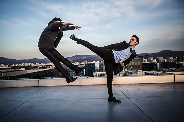 포토 JPG 주간 전신 남자 서기 정장 20대 성인 야외 두명 앞모습 옆모습 점프 한국인 비즈니스맨 킥 옥상 싸움 성인남자만 국내포토 자연요소 옷 뷰포인트 비즈니스 모션 사람 동양인 청년 직장인 남자만 성인만 파일형식