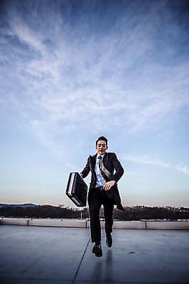 포토 JPG 주간 전신 남자 한명 들기 정장 20대 성인 야외 앞모습 달리기 한국인 비즈니스맨 옥상 기밀가방 성인남자한명만 국내포토 자연요소 1 옷 뷰포인트 가방 비즈니스 모션 사람 동양인 청년 직장인 남자한명만 성인남자만 파일형식