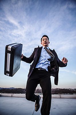 포토 JPG 주간 남자 로우앵글 한명 들기 정장 상반신 20대 성인 야외 앞모습 달리기 한국인 비즈니스맨 옥상 기밀가방 성인남자한명만 국내포토 자연요소 1 옷 뷰포인트 가방 비즈니스 모션 사람 동양인 청년 직장인 남자한명만 성인남자만 파일형식