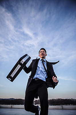 포토 JPG 주간 남자 로우앵글 한명 들기 정장 상반신 20대 성인 야외 앞모습 달리기 한국인 비즈니스맨 옥상 기밀가방 성인남자한명만 국내포토 자연요소 1 옷 뷰포인트 가방 비즈니스 모션 사람 동양인 청년 직장인 남자한명만 성인남자만 파일형식