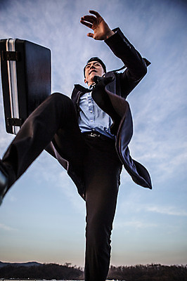 포토 JPG 주간 남자 로우앵글 한명 들기 정장 상반신 20대 성인 야외 앞모습 달리기 한국인 비즈니스맨 옥상 기밀가방 성인남자한명만 국내포토 자연요소 1 옷 뷰포인트 가방 비즈니스 모션 사람 동양인 청년 직장인 남자한명만 성인남자만 파일형식