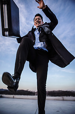 포토 JPG 주간 남자 로우앵글 한명 들기 정장 상반신 20대 성인 야외 앞모습 달리기 한국인 비즈니스맨 찡그림 옥상 기밀가방 성인남자한명만 국내포토 자연요소 1 옷 뷰포인트 가방 비즈니스 모션 표정 사람 동양인 청년 직장인 남자한명만 성인남자만 파일형식