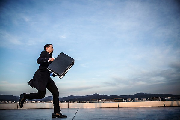 포토 JPG 주간 전신 남자 한명 들기 정장 20대 성인 야외 옆모습 달리기 한국인 비즈니스맨 옥상 기밀가방 성인남자한명만 국내포토 자연요소 1 옷 뷰포인트 가방 비즈니스 모션 사람 동양인 청년 직장인 남자한명만 성인남자만 파일형식